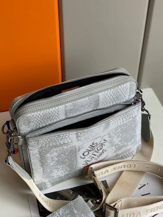 VUITTON TRIO MESSENGER LOUIS 0414